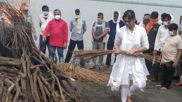 DM Aditi singh performed rituals, lit funeral pyre of former IAS father DM Aditi singh performed rituals, lit funeral pyre of former IAS father