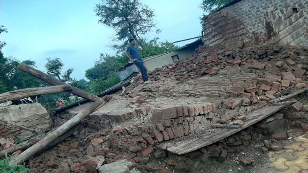 House collapsed in Nodhana village of Bharuch, 12 & 13-year-olds Two girls died House collapsed in Nodhana village of Bharuch, 12 & 13-year-olds Two girls died