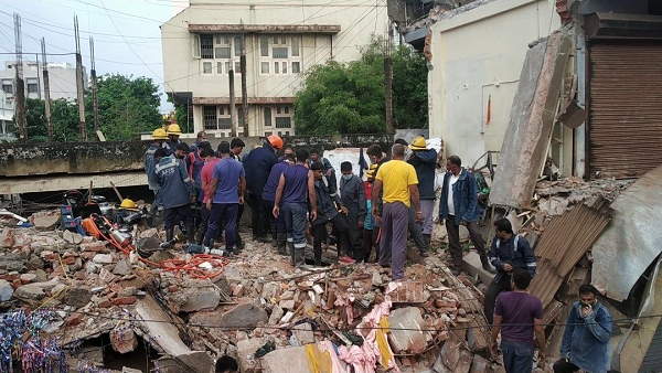 तीन मंजिला इमरात आधी रात में ढही