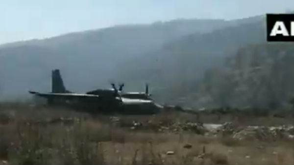 IAF के एयरक्राफ्ट की लैंडिंग IAF के एयरक्राफ्ट की लैंडिंग