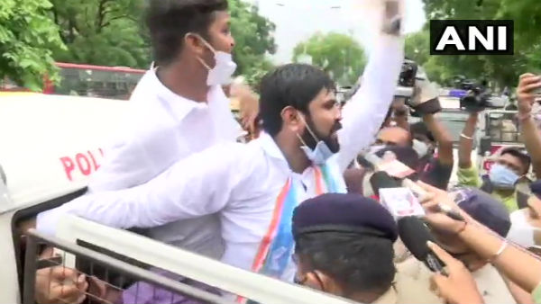 कई राज्यों में कांग्रेस कार्यकर्ता सड़क पर उतरे