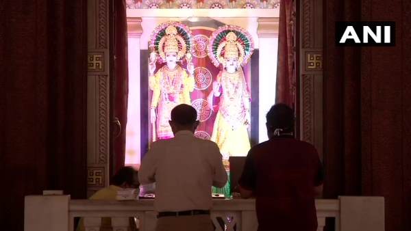 दिल्ली के बिरला मंदिर का दृश्य