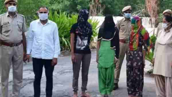 सीमा और उसकी बहनों को पुलिस ने किया गिरफ्तार सीमा और उसकी बहनों को पुलिस ने किया गिरफ्तार