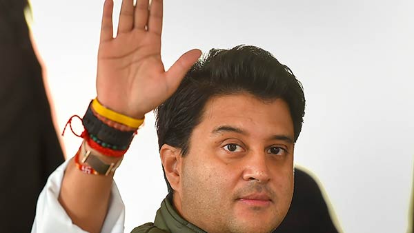 समर्थकों की धक्का-मुक्की में गिरी रेलिंग