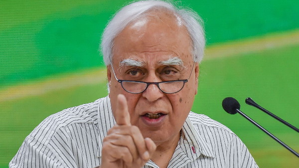  सिब्बल ने पहले ट्वीट किया फिर डिलीट किया