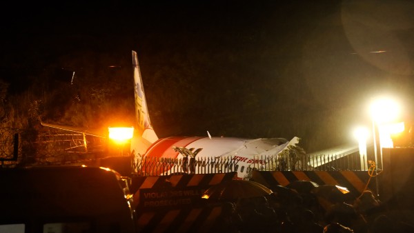 हवाई अड्डे का इलाका किसी भी स्थानीय के लिए निषिद्ध क्षेत्र में आता है