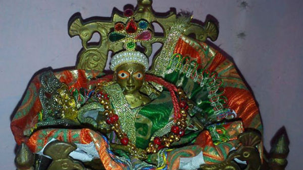 लाल-पीले रंग के वस्त्रों से सजाएं कान्हा जी को 