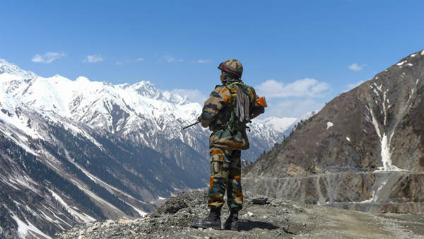  लद्दाख सीमा पर बंदूके तनी हैं: शिवसेना