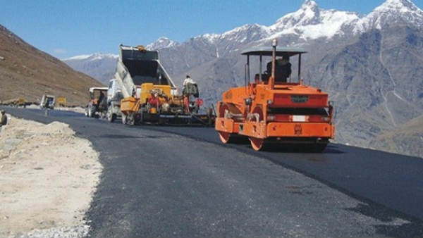 हॉट-स्प्रिंग्‍स से गुजरती है सड़क 