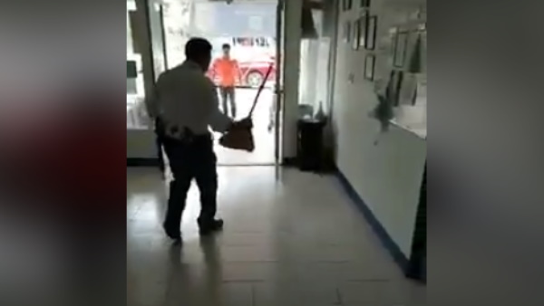 गार्ड ने झाडू़ की मदद से निकाला बाहर