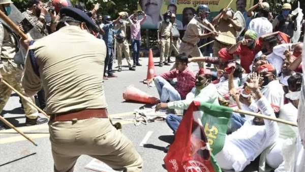 Police lathi charge on Samajwadi Party workers in lucknow Police lathi charge on Samajwadi Party workers in lucknow