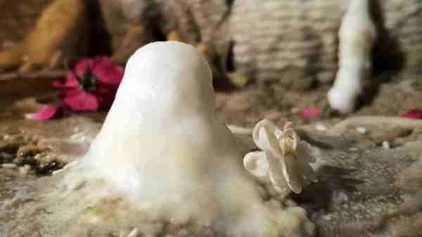 गुफा के अंदर दिखी सफेद शिवलिंग जैसी आकृति