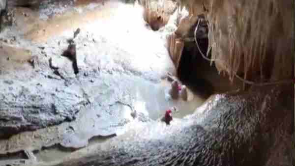 चट्टान काटने के दौरान मिली गुफा