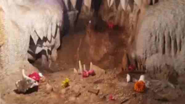 15 मीटर लंबी औ 10 मीटर चौड़ी है प्राकृतिक गुफा