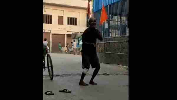 रिक्शेवाले के पैर में चोट भी लगी हुई है