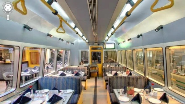 मेट्रो में सफर करते हुए खाने का एहसास