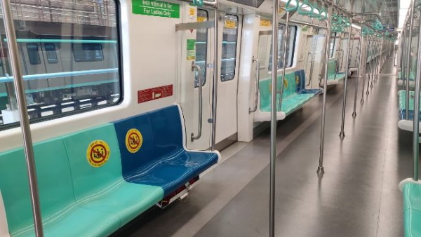 मेट्रो कोच के अंदर दुकानें, ढाबा और रेस्तरां