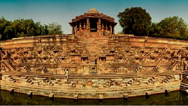 राजा भीमदेव-1 ने 1026 ई. में बनवाया था राजा भीमदेव-1 ने 1026 ई. में बनवाया था