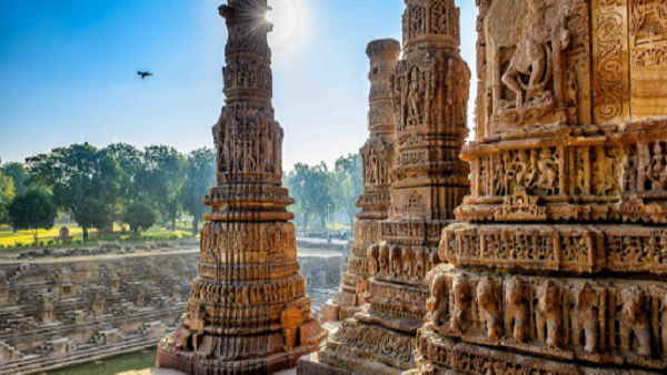 52 स्तंभों पर है सभा मंडप 52 स्तंभों पर है सभा मंडप