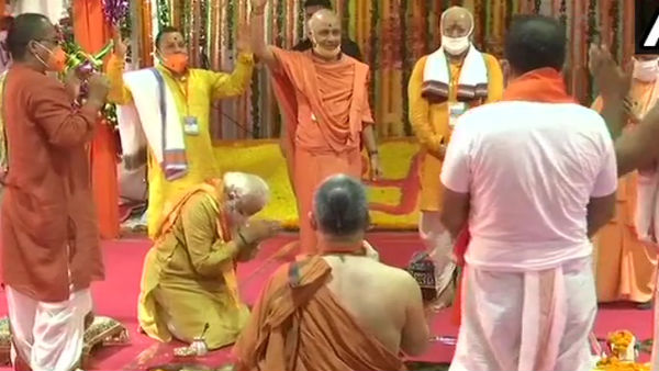  धोती-कुर्ता पहनकर पीएम मोदी ने किया भूमि पूजन