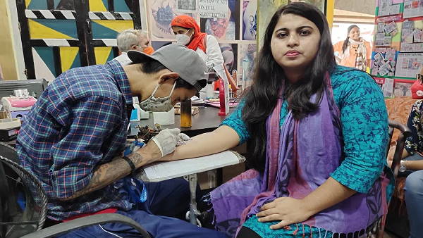 टैटू बनाने वाले ने शुरू किया फ्री-ऑफर 