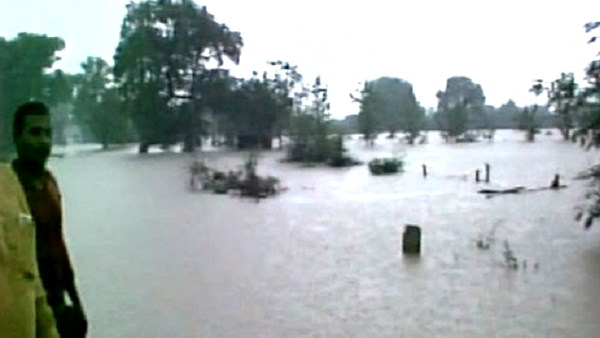 वायुसेना यूं बचा रही लोगों को