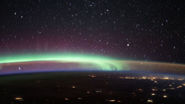 अंतरिक्ष में इंद्रधनुषीय नजारा