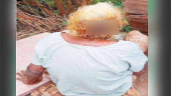 सड़क किनारे रह रही थी मां