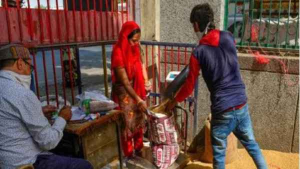 Delhi High Court has given green signal to Delhi Government to ration delivery to cardholders Delhi High Court has given green signal to Delhi Government to ration delivery to cardholders