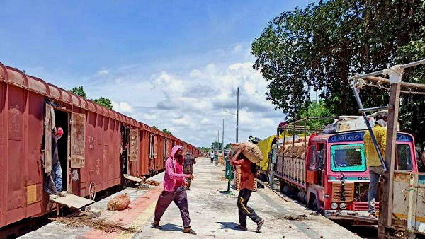 गुजरात से बांग्लादेश भेजी जा रही प्याज