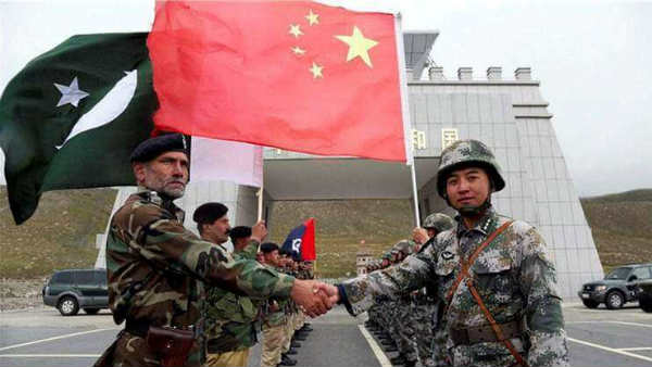 रेड लाइट एरिया में सेना की गाड़ी लेकर जाते चीनी 