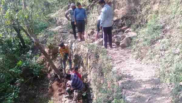 बीरकाटल गांव मुख्य मार्ग से करीब साढ़े तीन किलोमीटर दूर