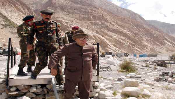 राष्ट्रपति भवन में ही कार्यक्रम करवाने के सुझाव दिए