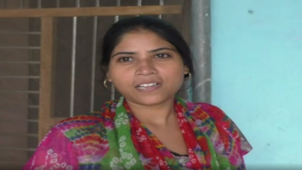  चाय पीकर चली जाती है