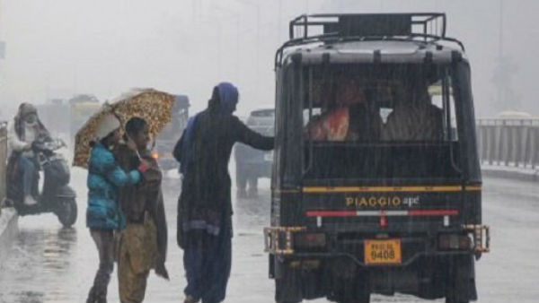 हल्की से मध्यम बारिश 