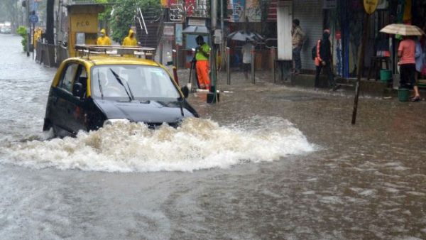 मुंबई में लगातार बारिश से हालात खराब