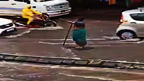 5 घंटे मूसलाधार बारिश के बीच खुले मेनहोल के पास खड़ी रही महिला