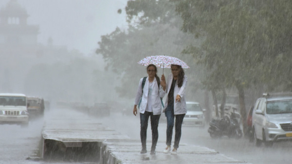 Heavy rain in Jaipur, car stuck in water Heavy rain in Jaipur, car stuck in water