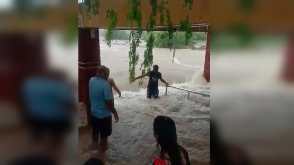 निचली इलाके जलमग्न निचली इलाके जलमग्न