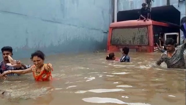 ओमवाडा अंडरब्रिज में​ फंसी बस