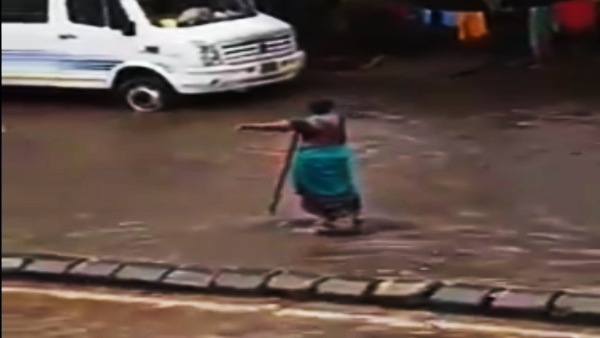 जलभराव को रोकने के लिए बुजुर्ग महिला ने मेनहोल के ढक्कन खोला था