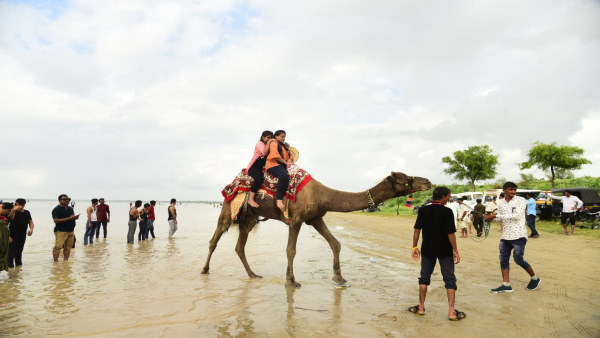 कैमल सफारी का भी आनंद