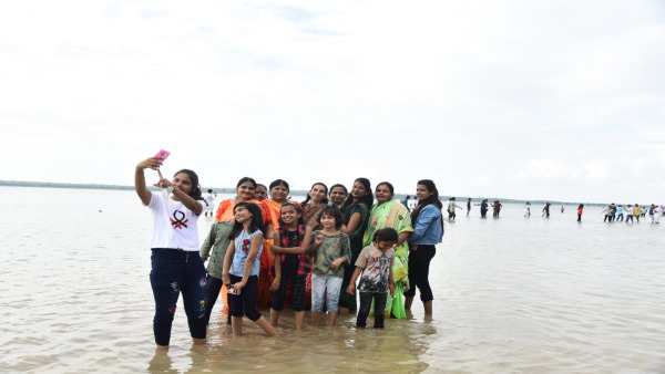 सेल्फी लेते आ रहे नजर