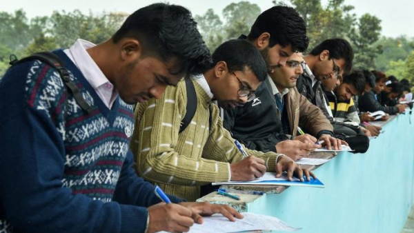 लगातार जा रही हैं नौकरियां लगातार जा रही हैं नौकरियां