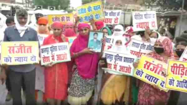 ट्रक के आगे लेटी संजीत की मां और बहन