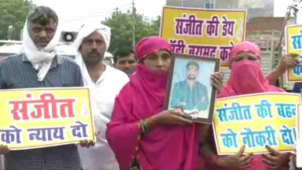 परिवार के पीछे पीछे चल पड़ा हुजूम