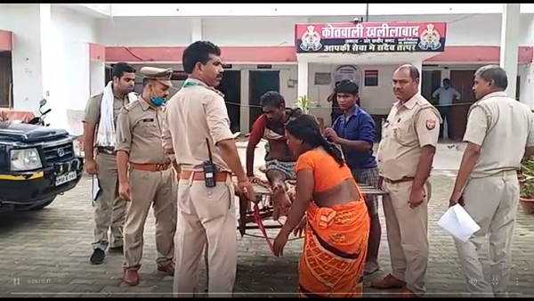 Watch: innocent children brings injured father on banana cart to police station at sant kabir nagar, Video goes to viral