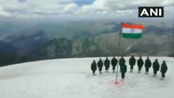 14 हजार फीट की ऊंचाई पर तिंरगा फहराया 14 हजार फीट की ऊंचाई पर तिंरगा फहराया