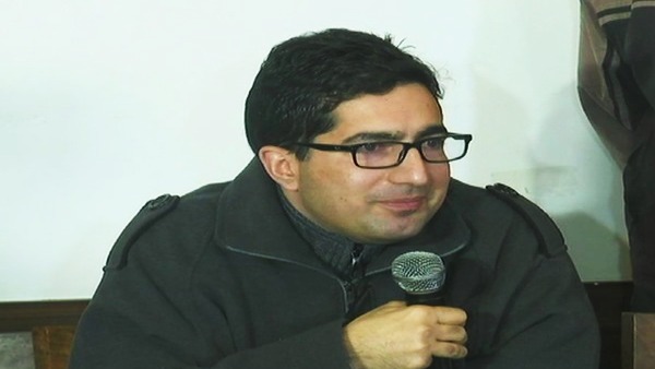 फैसल ने केंद्र के इस कदम के खिलाफ अपना आक्रोश व्यक्त किया था