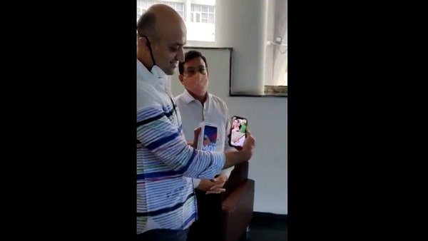 मोबाइल पाकर खुश हो गए बच्चे मोबाइल पाकर खुश हो गए बच्चे